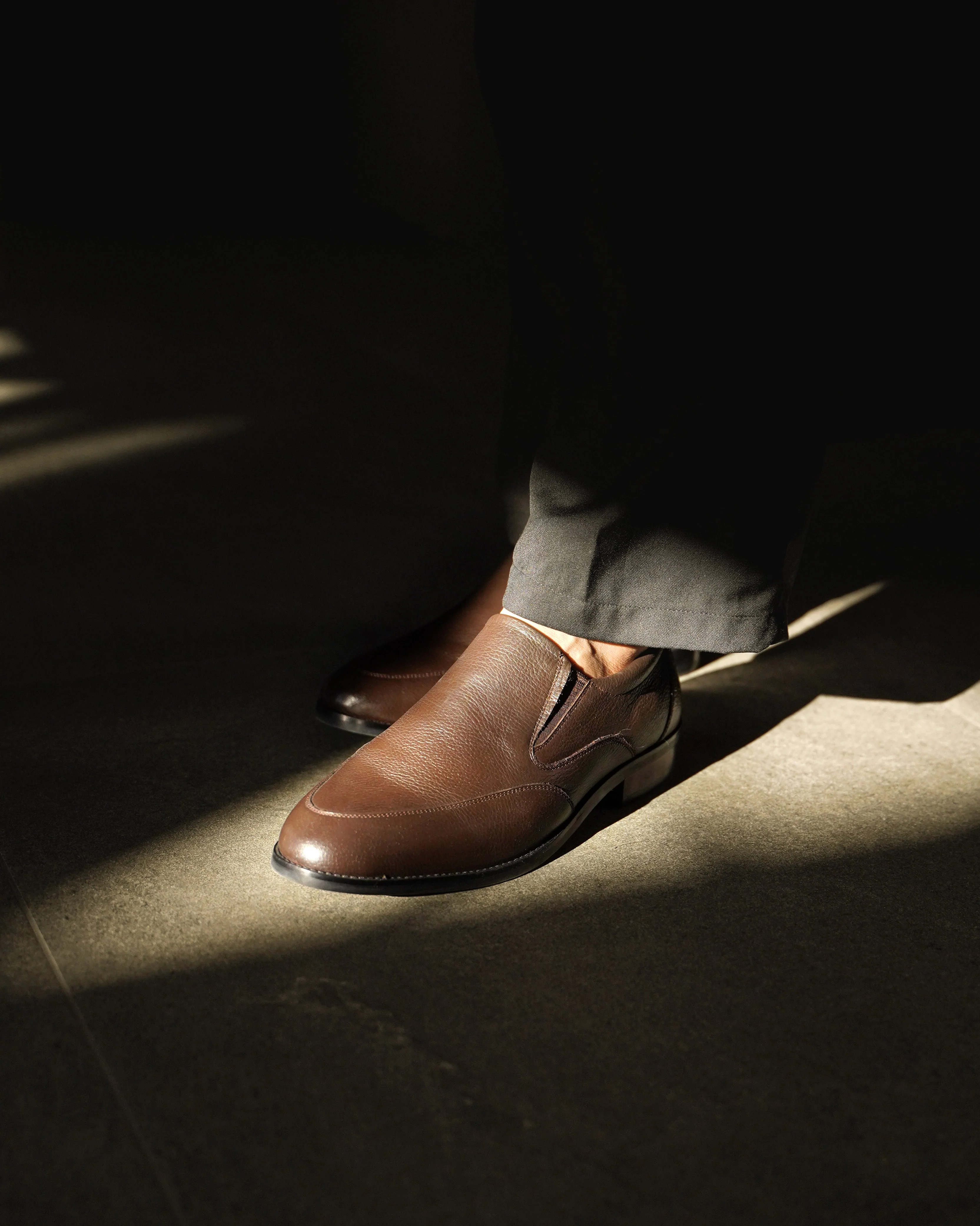 Esker - Men's Dark Brown Pebble Grain Loafer - Image 5